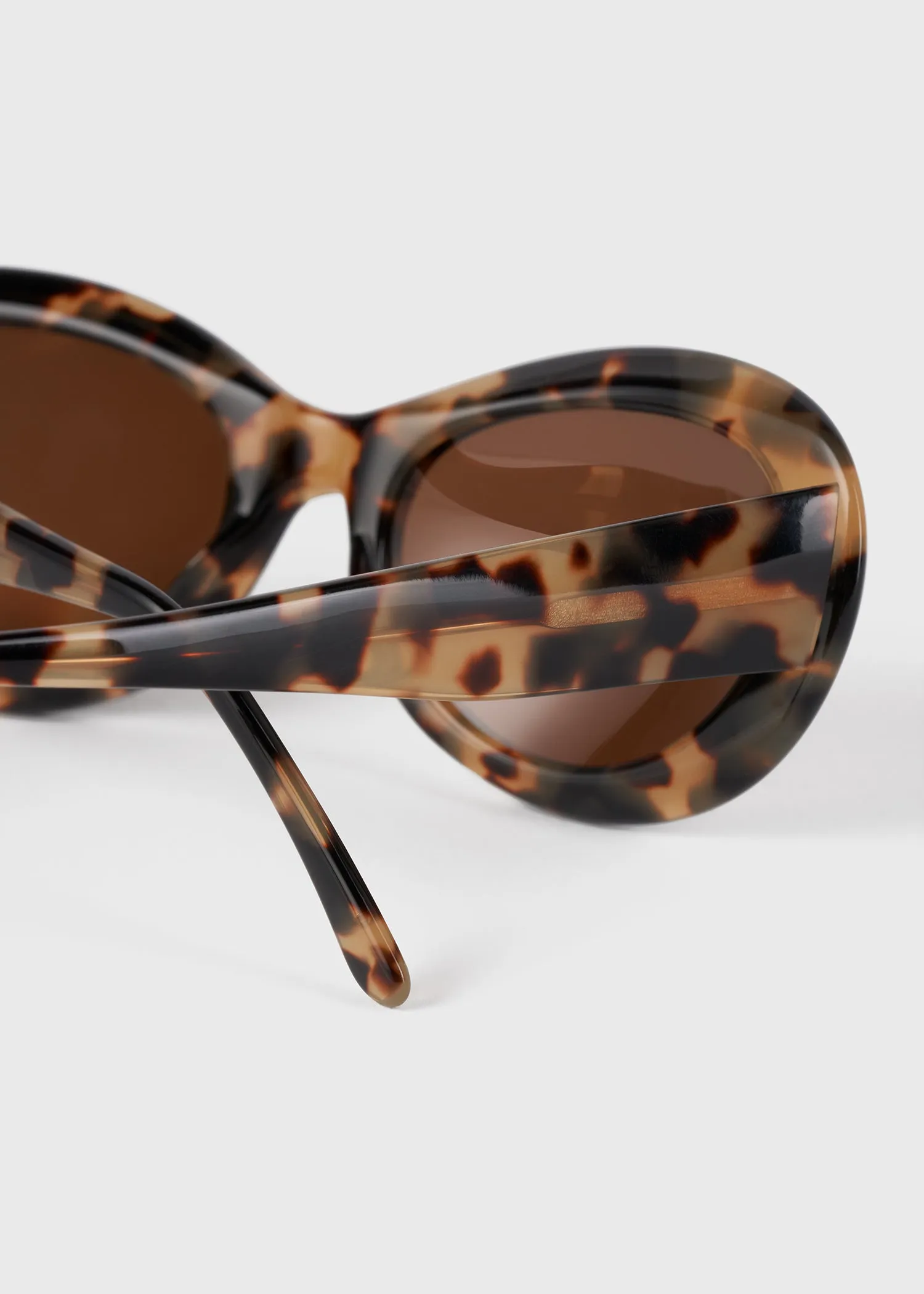 Oval sunglasses tortoise