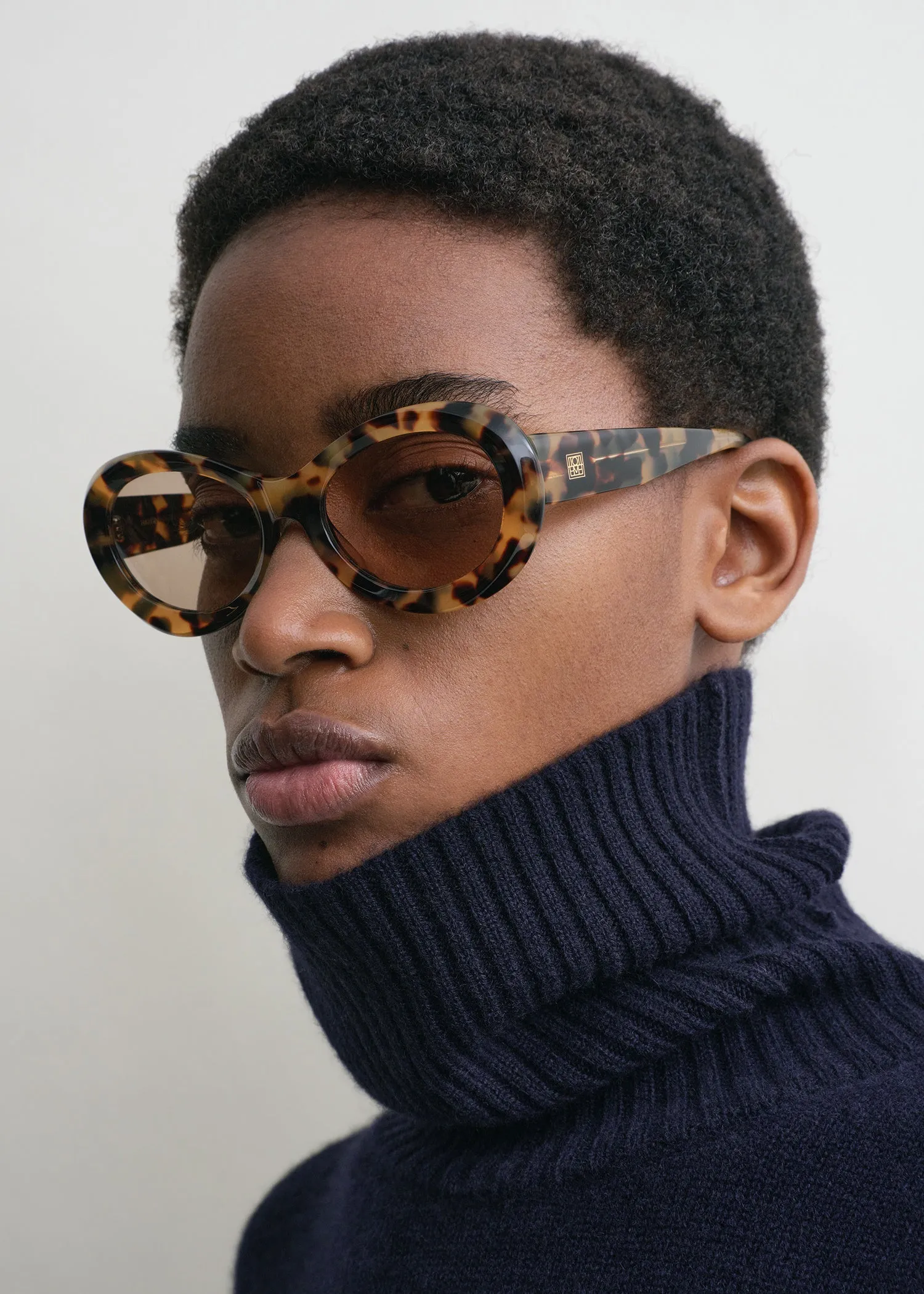 Oval sunglasses tortoise