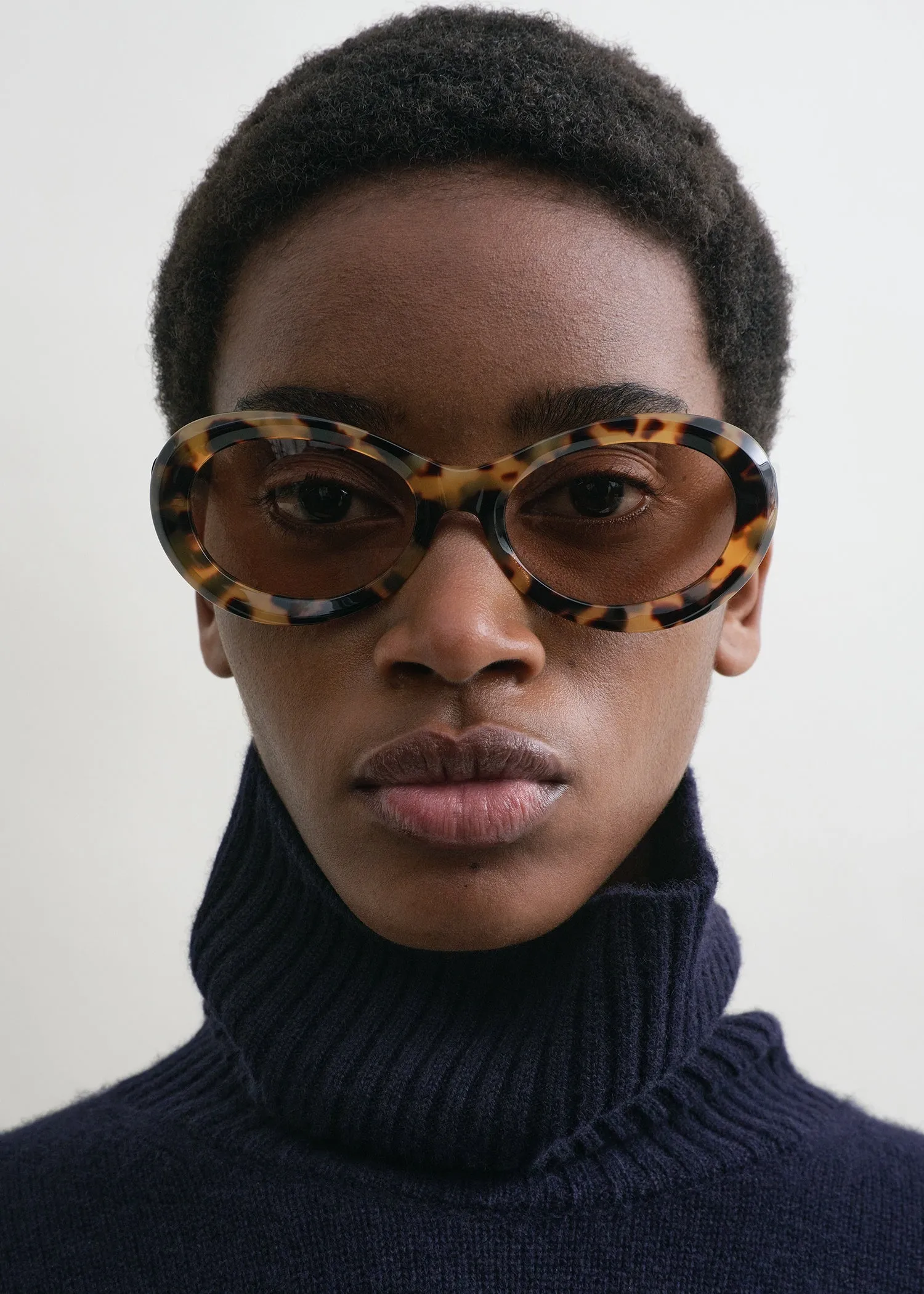Oval sunglasses tortoise